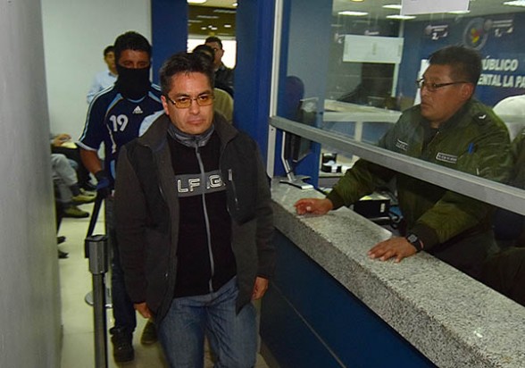 El exjuez Marcelo Barrientos, acusado de extorsión, ingresa al Ministerio Público a dar su declaración, en noviembre pasado. -   Apg Agencia