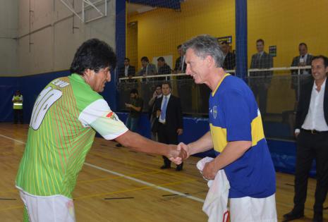 Evo y Macri jugaron futbol juntos. Foto: ABI