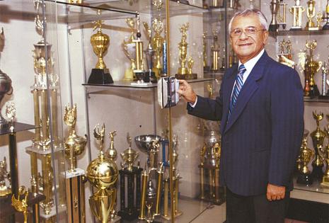 LOS LOGROS OBTENIDOS. Las vitrinas y estanterías habilitadas en el Cristo Rey no abastecen para guardar tantos trofeos y pergaminos
