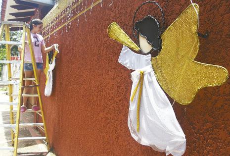 ARREGLOS EN LA PARED. Un par de angelitos en la casa Franco