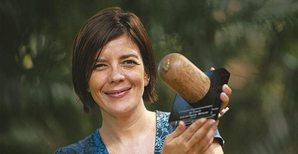 Magela Baudoin con la estatuilla que le fue entregada el 27 de noviembre en el Teatro Colón