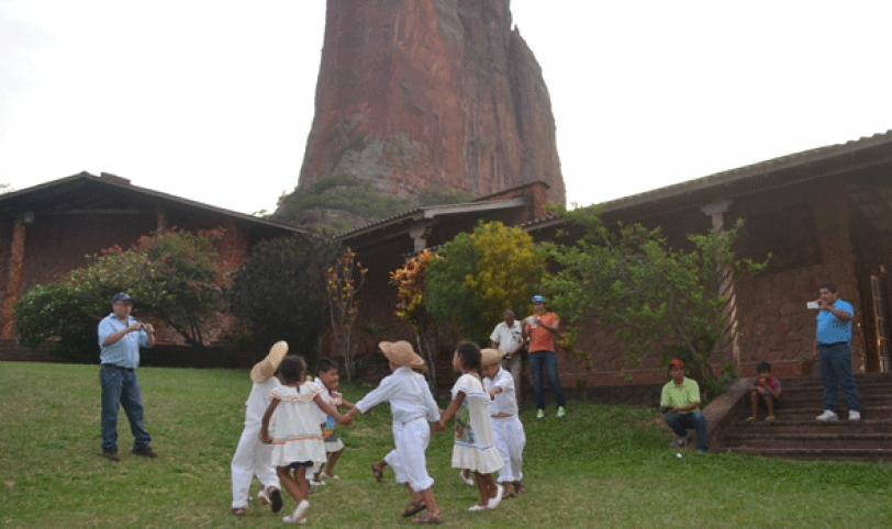 CHOCHIS. Danza típica de Roboré, bajo los pies del cerro de David en la localidad de Chochis y a lado del santuario de Mariano de la Torre.