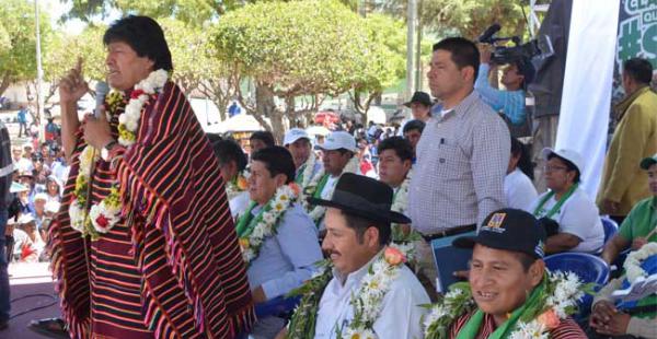 El presidente Morales junto al gobernador Esteban Urquzu inauguran la campaña por el Sí en Sucre