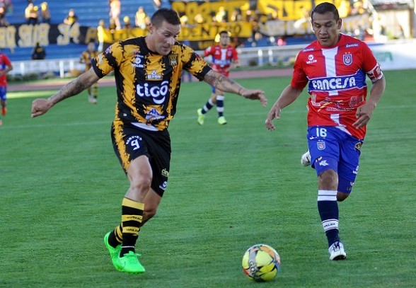 Una escena del partido entre Universitario y The Strongest, en Sucre. -   Apg Agencia
