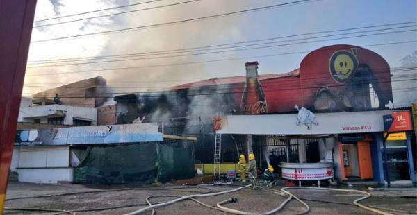 De acuerdo con declaraciones del propietario del supermercado, el fuego consumió todo el almacén
