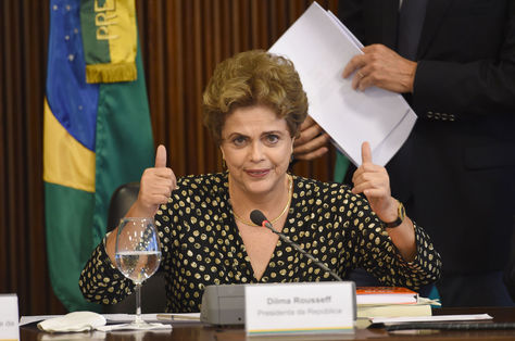La presidenta brasileña, Dilma Rousseff, durante una reunión con representantes de sindicatos y empresariales en el Palacio de Planalto hoy, martes 15 de diciembre de 2015, en Brasilia. Foto: EFE 