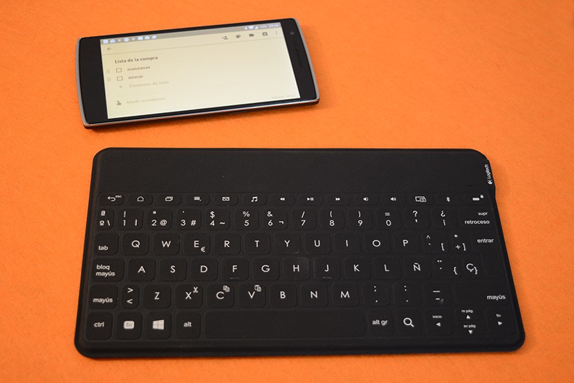 Analizamos el teclado portatil Logitech Keys To Go keys to go smartphone 830x553 Analizamos el teclado portatil Logitech Keys To Go