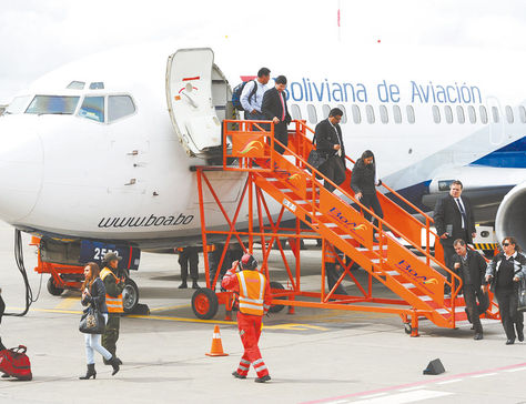 Viaje. Pasajeros llegan de un vuelo en la aerolínea estatal BoA.