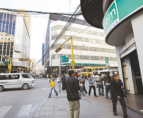 Un banco en la avenida Camacho.