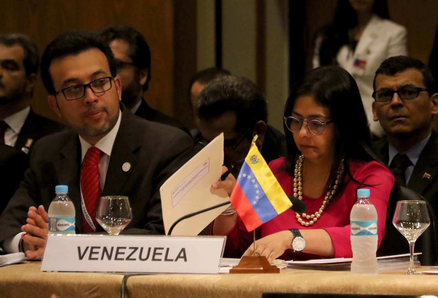 ASU23. ASUNCIÓN (PARAGUAY) 21/12/2015.- La ministra de Relaciones Exteriores de Venezuela, Delcy Rodríguez (d) es vista junto a sus colaboradores durante la XLIX Cumbre de Mercosur hoy, lunes 21 de diciembre de 2015 en Asunción (Paraguay). La Cumbre de Jefes de Estado de Mercosur comenzó hoy en Asunción con la ausencia del presidente de Venezuela, Nicolás Maduro, que no participa debido a sus 