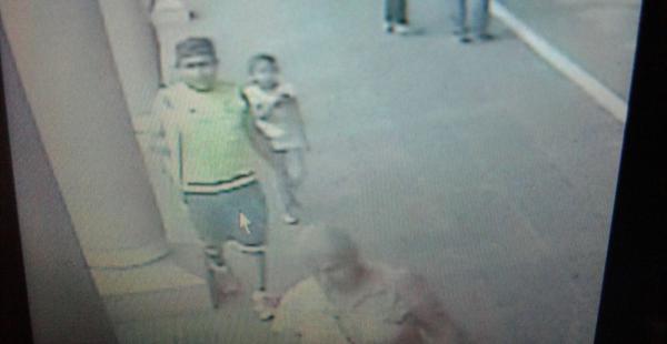 Las cámaras de seguridad del Centro Comercial Bolívar captaron esta imagen en la que aparece la menor