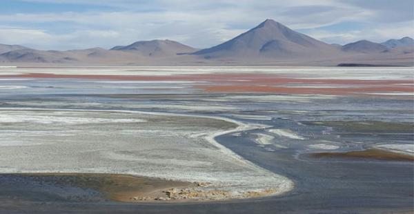 De acuerdo con datos de la secretaría de turismo el caudal de la Laguna Colorada se ha disminuido un 60%