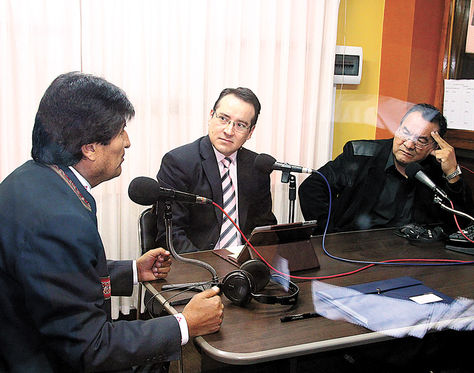 Presencia. El presidente Morales en la emisora Compañera, ayer.