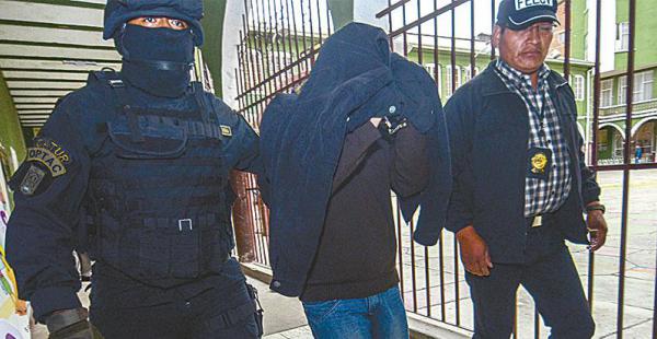 El suspendido presidente de la Asamblea Legislativa de La Paz, Marín Sandoval, cuando era trasladado a celdas por los policías