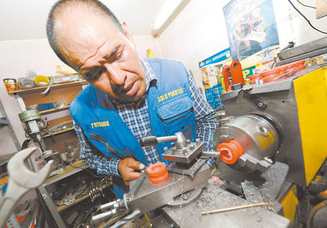 Trabajo. Un microempresario en su taller de la ciudad de La Paz.