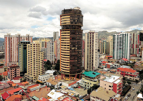 Urbanización. Vista de parte del centro de la ciudad de La Paz, donde los edificios se alzan uno al lado del otro.