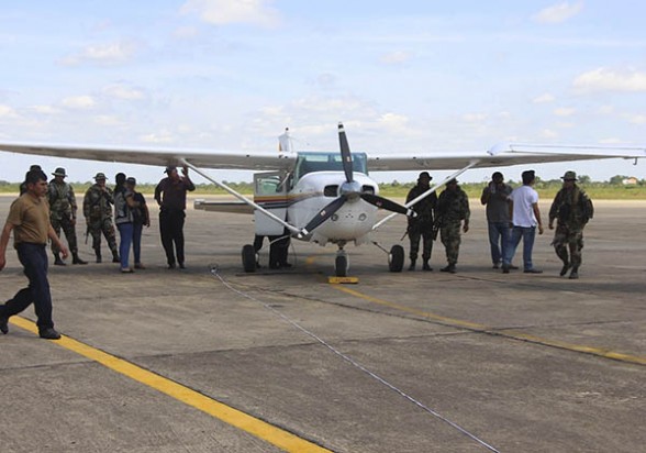 Una de las avionetas incautadas al narco, presentada en el aeropuerto de Trinidad. -   Apg Agencia
