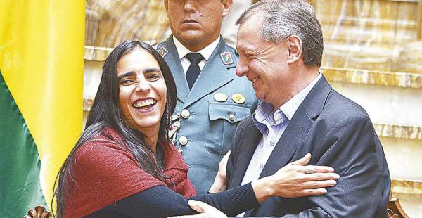 pocos proyectos la ley de reforma constitucional fue presentada por los sectores El 5 noviembre, el senador Gonzales, y la diputada Gabriela Montaño festejaron la ley del referéndum