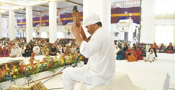 ÍNTIMO. Tocó y detuvo el tiempo. Sucedió en una ceremonia budista ante 1.500 personas en Hisar (India). Después, llegaron los aplausos