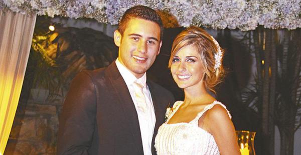 se casó con su primer y gran amor la pareja es muy conocida en la farándula cruceña Nicolás Vaca Díez y María Ingrid Aguilera. La modelo lució un vestido de Kenny Gutiérrez