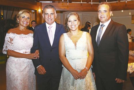 LES DIERON SU BENDICIÓN. Ingrid Wende, Mariano Aguilera (padres de la novia) y Martha Ugarte y Wálter Vaca Díez (padres del novio) pronunciaron sus deseos de felicidad