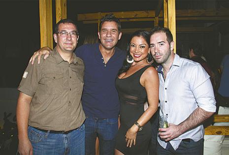 SE DIVIRTIERON TODA LA NOCHE. Juan Manuel Ijurko, Luis Polasek, Elizabeth Chávez y José Parada disfrutaron del encuentro y de la buena música