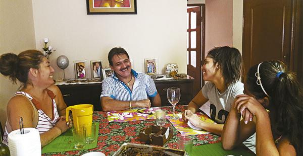 Ambiente hogareño La hora del almuerzo es sagrada para los Gasaui Román. No se permiten celulares ni televisión. Es un momento para compartir y conversar en familia.