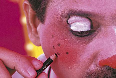 La habilidad de convertirse en el Tío Morocuá Demora apenas unos minutos para pasar de ser Yesmin a su emblemático personaje. El bigote es un distintivo que lo ha acompañado desde sus inicios.