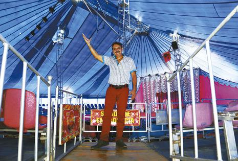 Disfruta al máximo de su mundo mágico El circo es como un relax para Tío Morocuá. No hay día en que no esté metido debajo de las carpas, no solo para actuar, sino para ver el movimiento y las necesidades y coordinar todas las actividades.