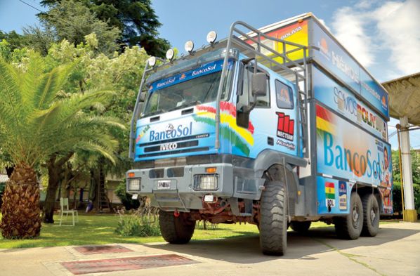 EL CAMIÓN DE ASISTENCIA PERSONAL Y MECÁNICA DEL PILOTO WÁLTER NOSIGLIA.