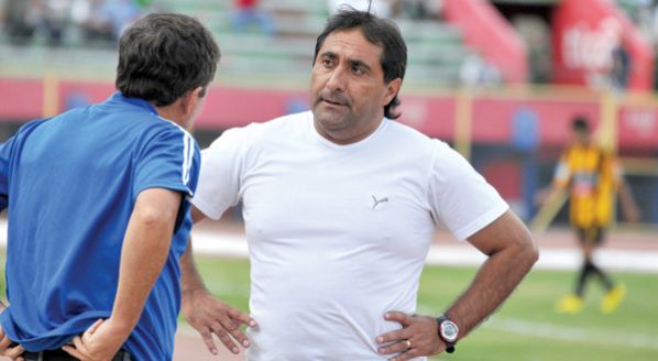 EL TÉCNICO ARGENTINO JULIO ZAMORA (D).