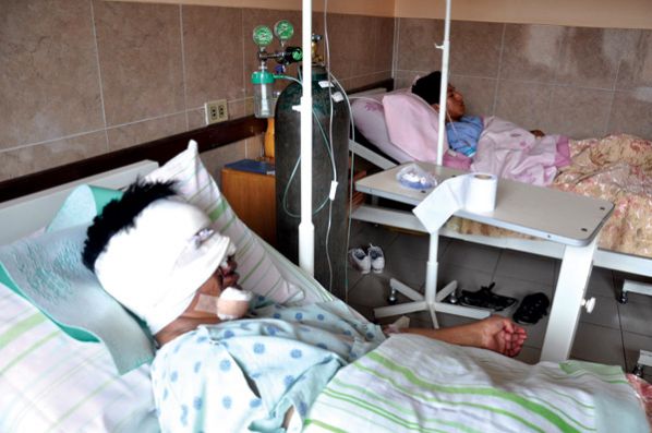 MAXIMILIANO MAMANI ES UNO DE LOS PACIENTES MÁS DELICADOS (I) Y ESTÁ INTERNADO JUNTO A SU HIJO LUIS EN LA CLÍNICA BUSTAMANTE DE QUILLACOLLO. AMBOS VIAJABAN A PASAR LA NAVIDAD CON SU FAMILIA EN EL ALTO-LA PAZ (D).