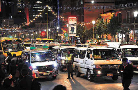 ABRUMADO. Este agente intentaba poner orden en la avenida Mcal. Santa Cruz la noche del 15 de diciembre. Foto: Ignacio Prudencio
