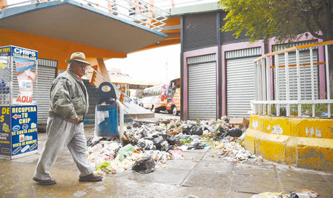 Perjuicio. La basura que se acumuló ayer bajo el puente de la Ceja, próximo a la Alcaldía. Foto: Luis Salazar