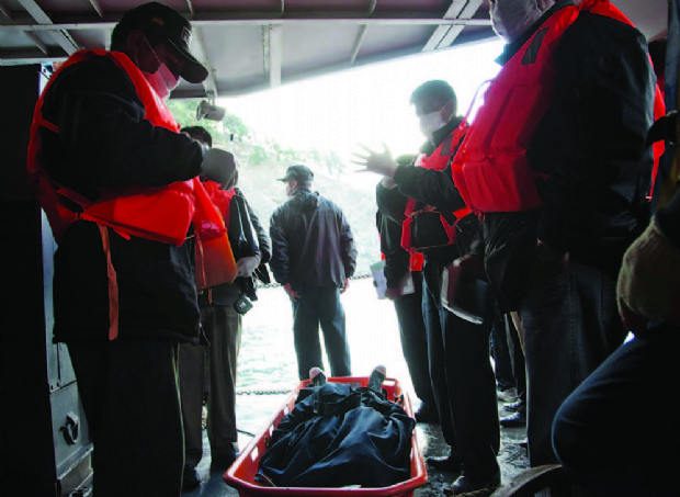 Hundimiento de bote deja un muerto y un desaparecido