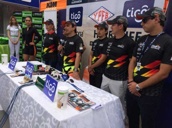 El piloto nacional Juan Carlos Salvatierra tuvo su último contacto con la prensa, ayer, en Santa Cruz