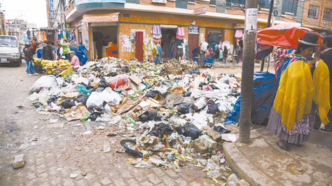 Ceja. Así lucía ayer un sector de la Av. Franco Valle, donde se comercia en medio de desechos. Foto: Luis Salazar