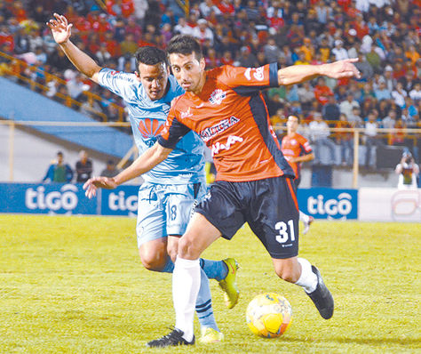 Torres. El volante argentino controla el balón en un partido frente a Bolívar en Cochabamba. Foto: Archivo