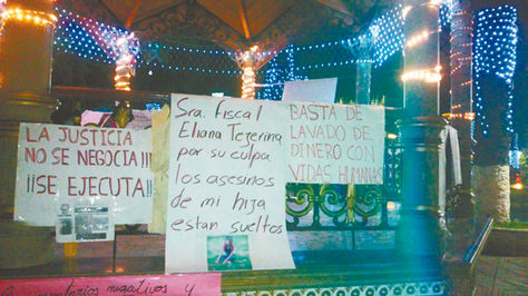 Huelga. Carteles de protesta en la plaza Luis de Fuentes, en Tarija. Fernando Barral