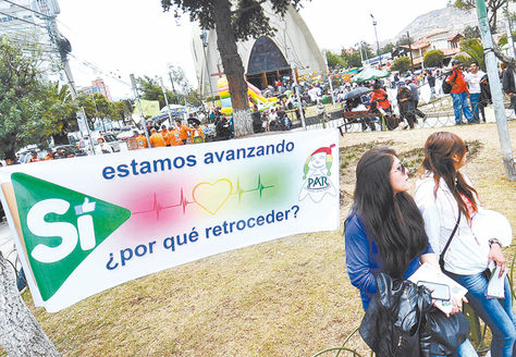 Proselitismo. El Movimiento Al Socialismo (MAS) promueve el Sí en Calacoto, en la zona Sur. Foto: APG