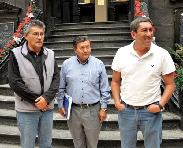 JUNTOS. EL GOBERNADOR IVÁN CANELAS (I), JORGE LEDEZMA Y EL MINISTRO TITO MONTAÑO, AYER.