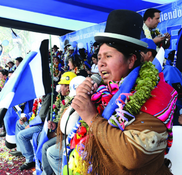 Exdirectora denuncia que técnico de Felipa Huanca cobró diezmos