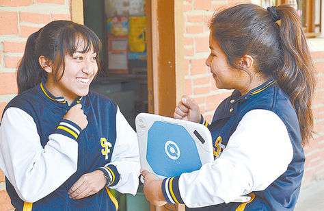 Cbba. Alumnas de Sagrada Familia crearon un robot con una Kuaa, octubre. Foto: Fernando Cartagena