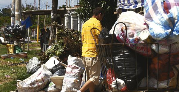 Los vecinos de la avenida Alemania, pasando el sexto anillo, caminan entre la basura