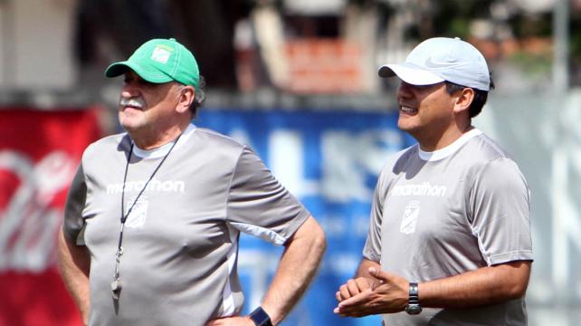 Mauricio Gonzales (dcha.) a lado de Azkargorta este lunes en la práctica de Oriente. Foto. Agapito Paco