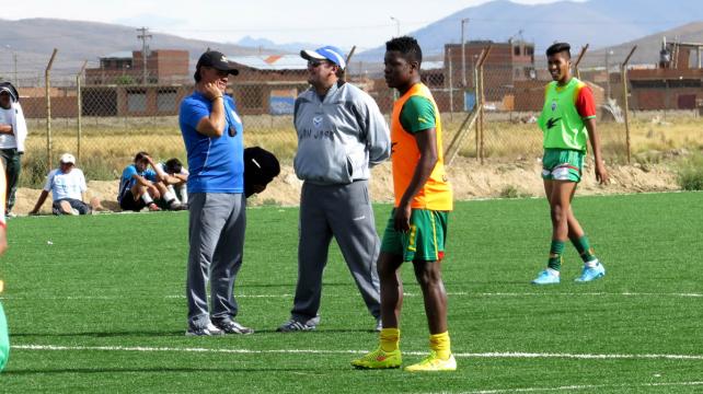 El cuerpo técnico de San José observó a más de un centenar de jóvenes que buscan un lugar en la institución orureña. Foto. Etzhel Llanque
