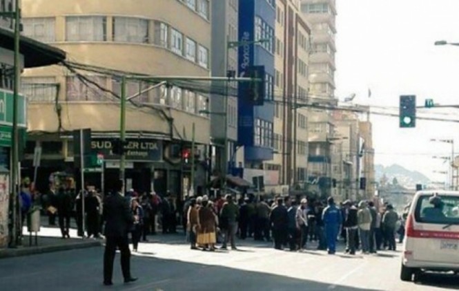 Choferes de La Paz y El Alto amenazan con subida de pasajes a partir de 2016 Choferes de La Paz y El Alto amenazan con subida de pasajes a partir de 2016