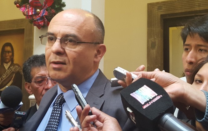 Ministro de Defensa dice que alcalde del MNR ordenó vestir con poleras del Sí a conscriptos de Concepción Ministro de Defensa dice que alcalde del MNR ordenó vestir con poleras del Sí a conscriptos de Concepción