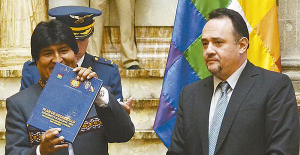 un amplio informe destacan las obras viales, salud y educación hasta 2020 Evo Morales muestra el plan que presentó ayer. A su lado, el ministro de Planificación