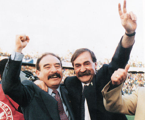 Juntos. Un recuerdo de 1993, Loayza y Azkargorta celebran una de las victorias de la selección boliviana rumbo a la clasificación al Mundial de EEUU.